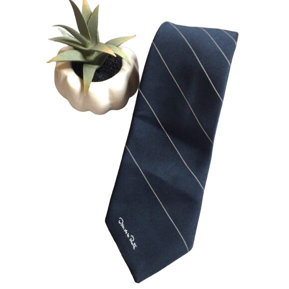 Oscar de la Renta Navy Blue Regimental Striped Classic Tie - Picture 1 of 3